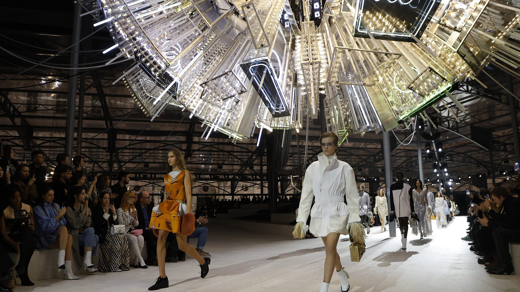 記憶與未來的交織之美—Louis Vuitton 2024秋冬系列於巴黎時裝周大放異彩