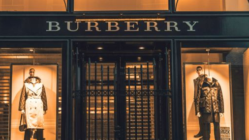 老錢風代表之一的Burberry興盛不再? -轉型定位與SS25褒貶不一的評價